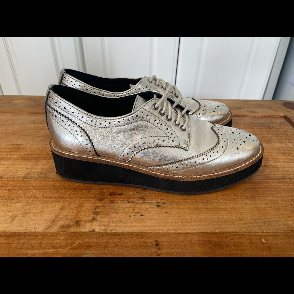 NWOT Shelly’s London Platform Shiny Silver Leather Brogues